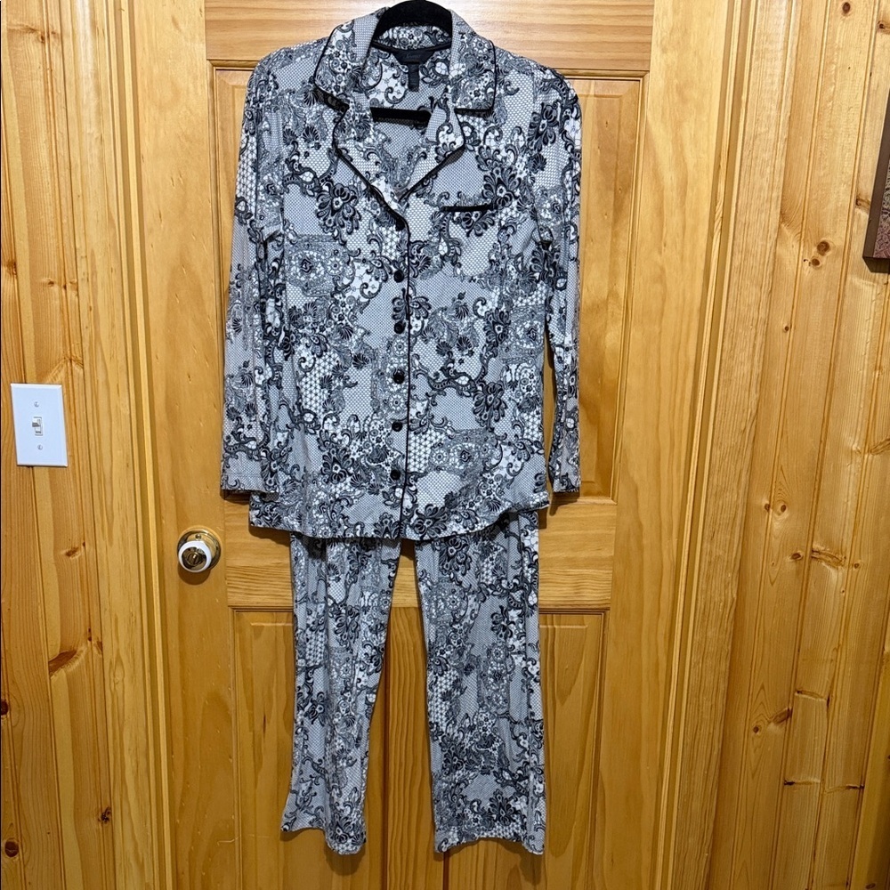 Soma Black & White Printed Long Sleeve Pajama Loungewear Set, Size Small.
